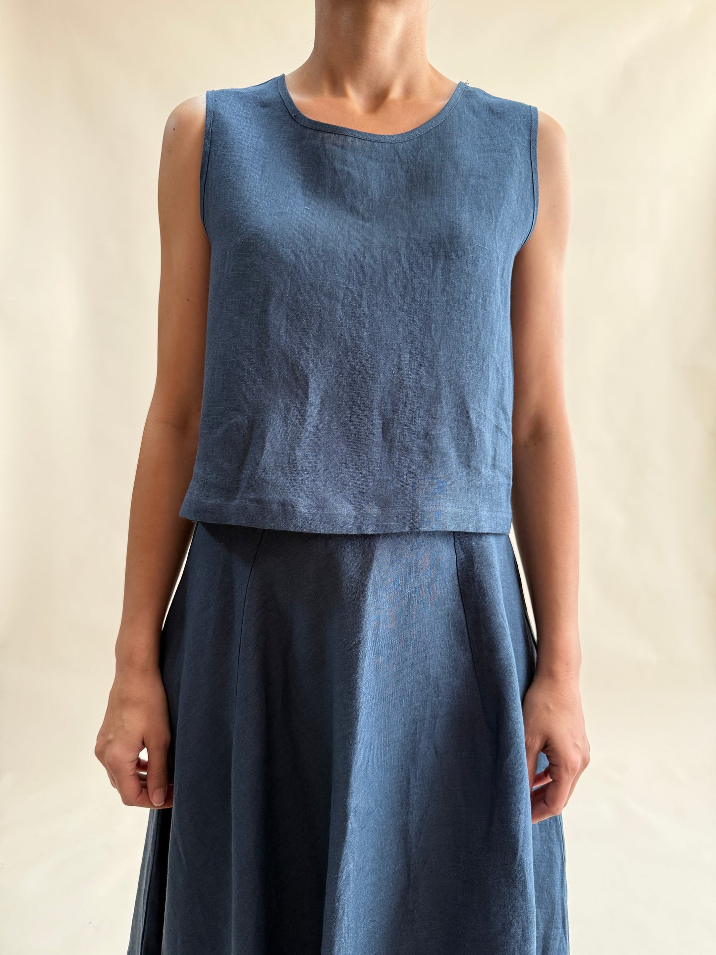 SLEEVELESS LINEN CROP TOP