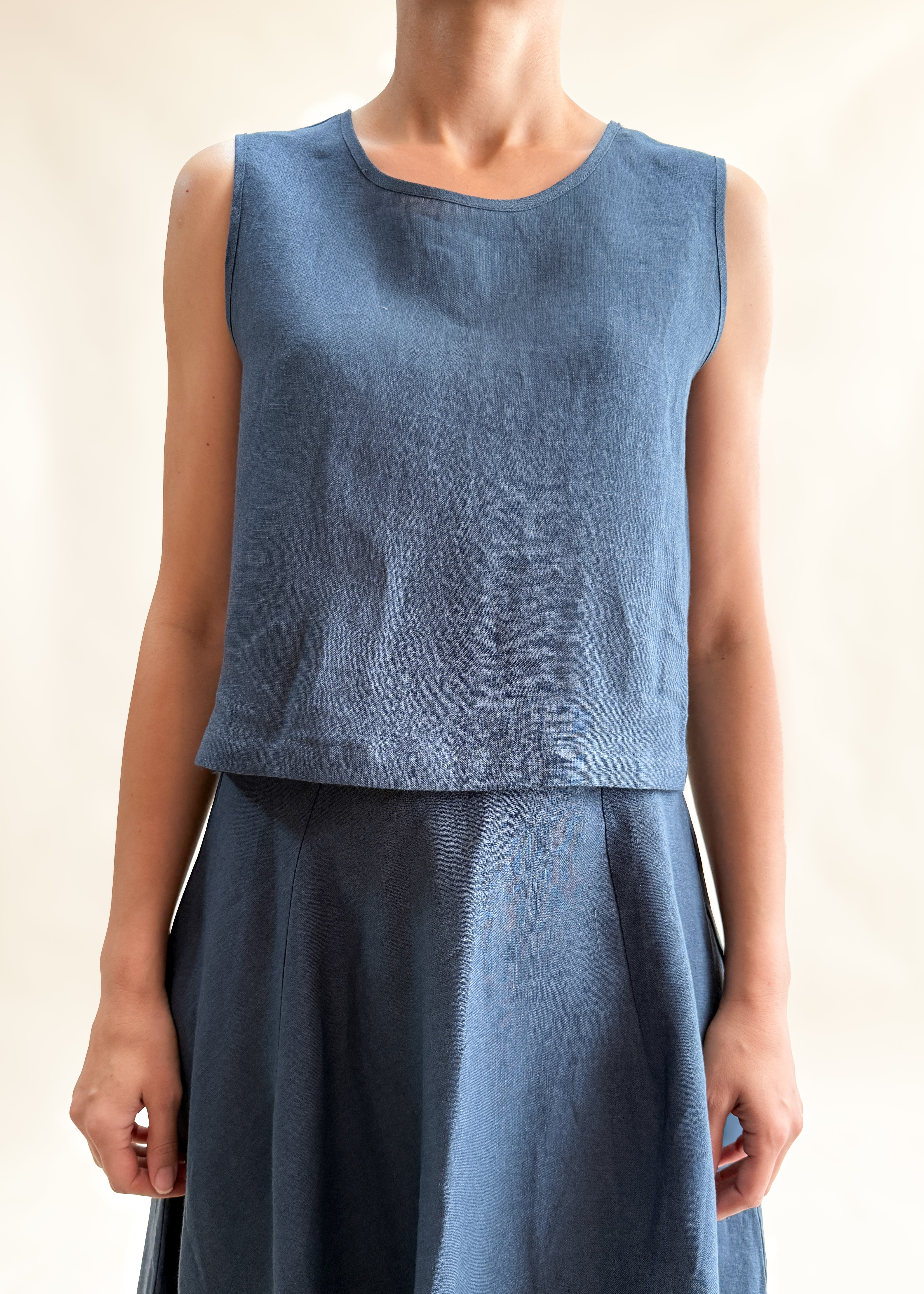 SLEEVELESS LINEN CROP TOP