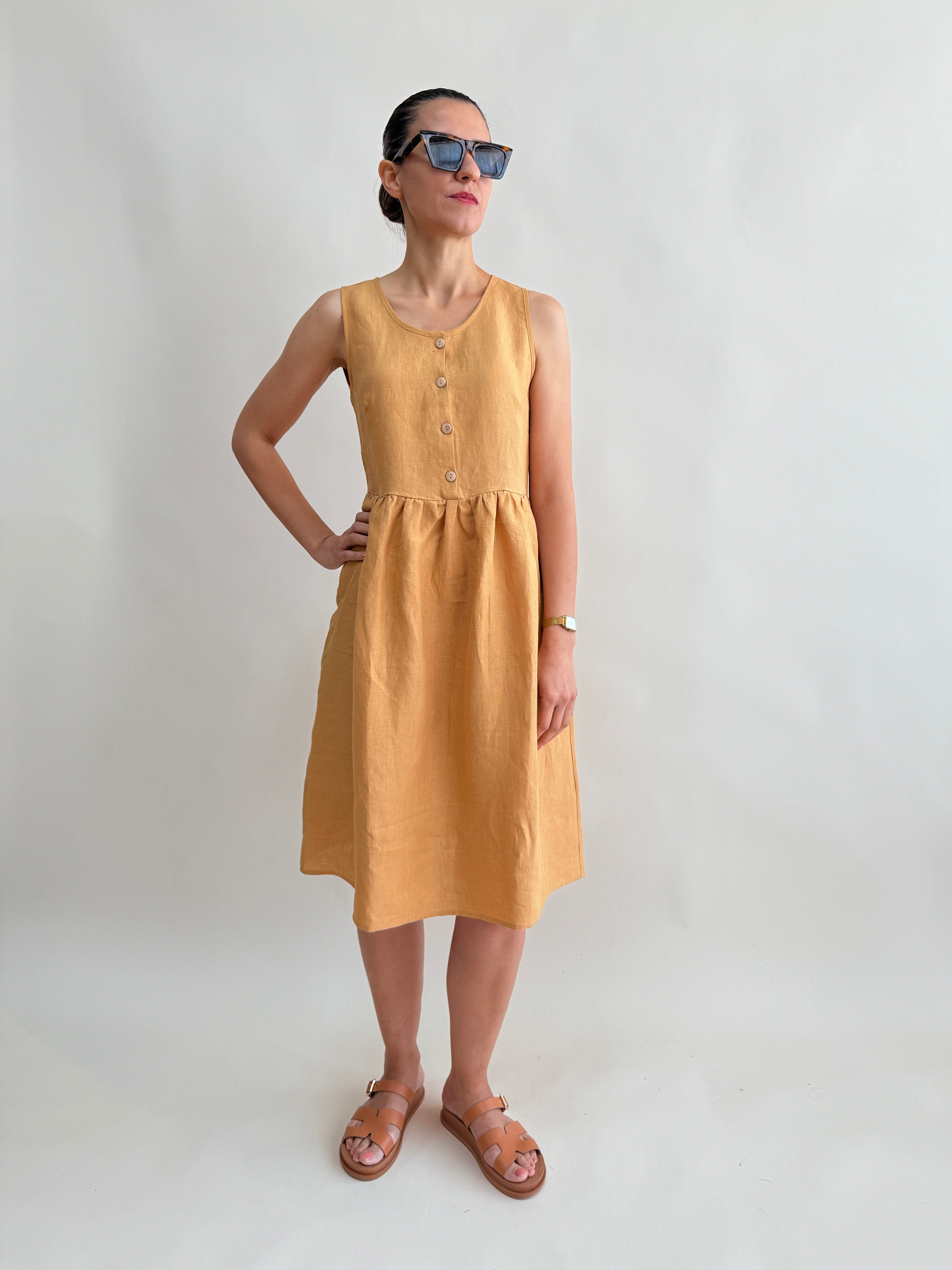 SLEEVELESS BUTTONED DRESS