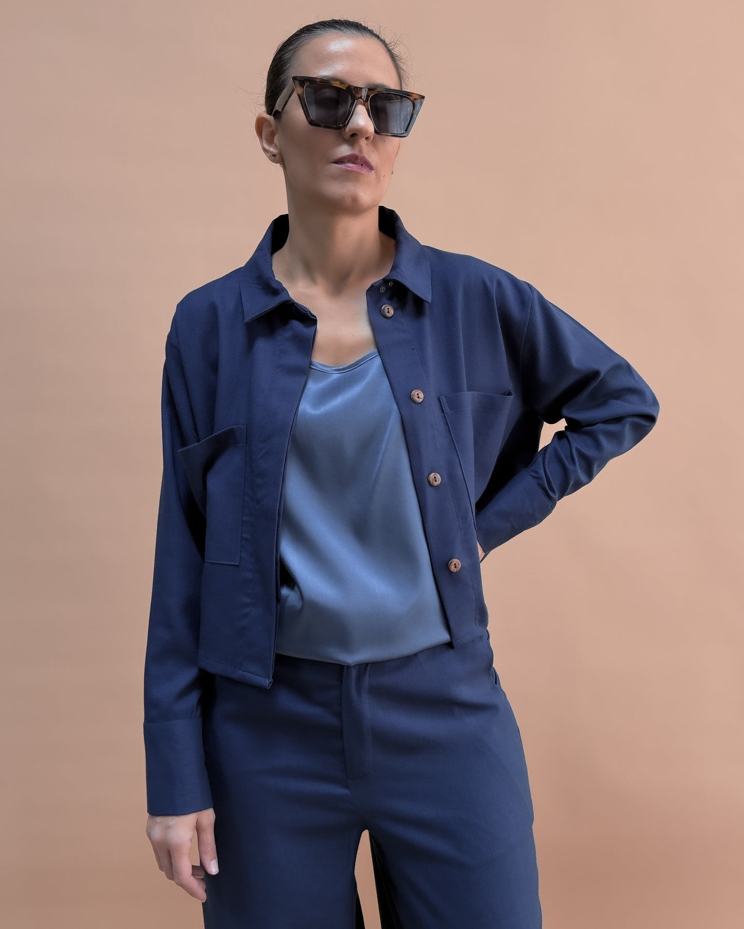 SAF İPEK KOLSUZ BLUZ