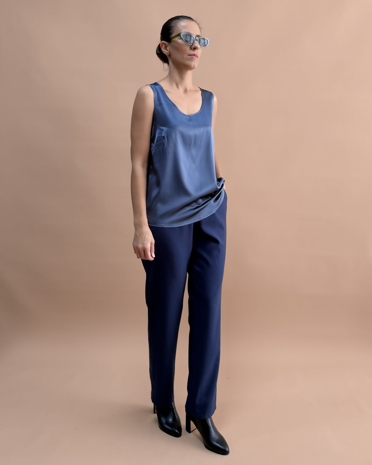 SAF İPEK KOLSUZ BLUZ