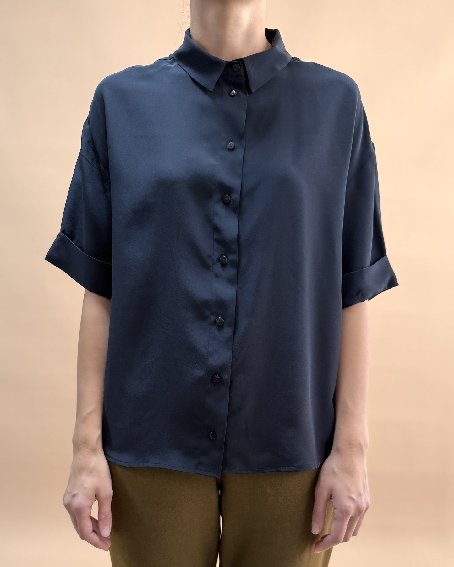 SAF İPEK KISA KOLLU GÖMLEK