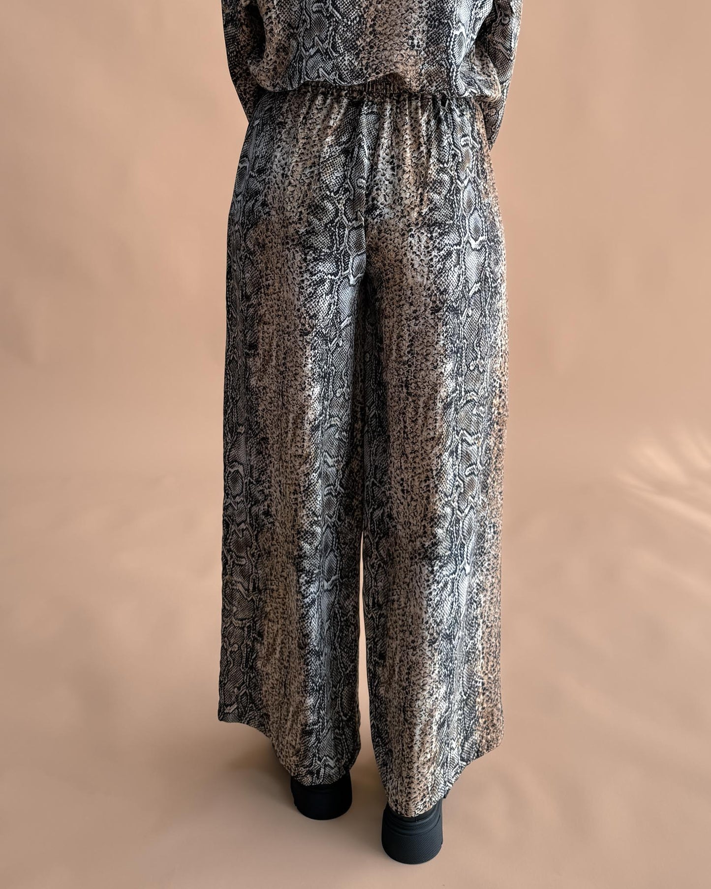 BASKILI SAF İPEK BOL PAÇA PANTOLON