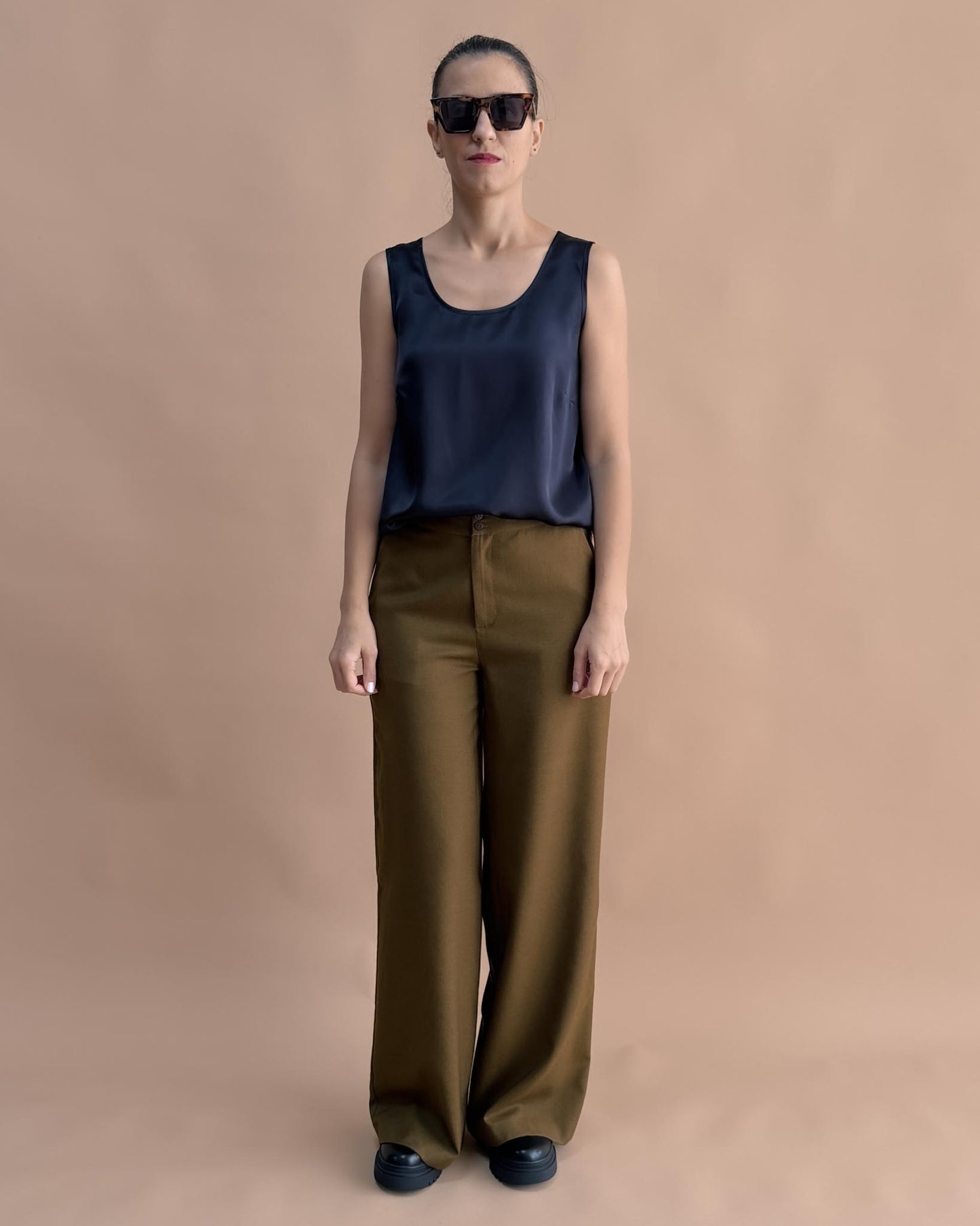 SAF İPEK KOLSUZ BLUZ