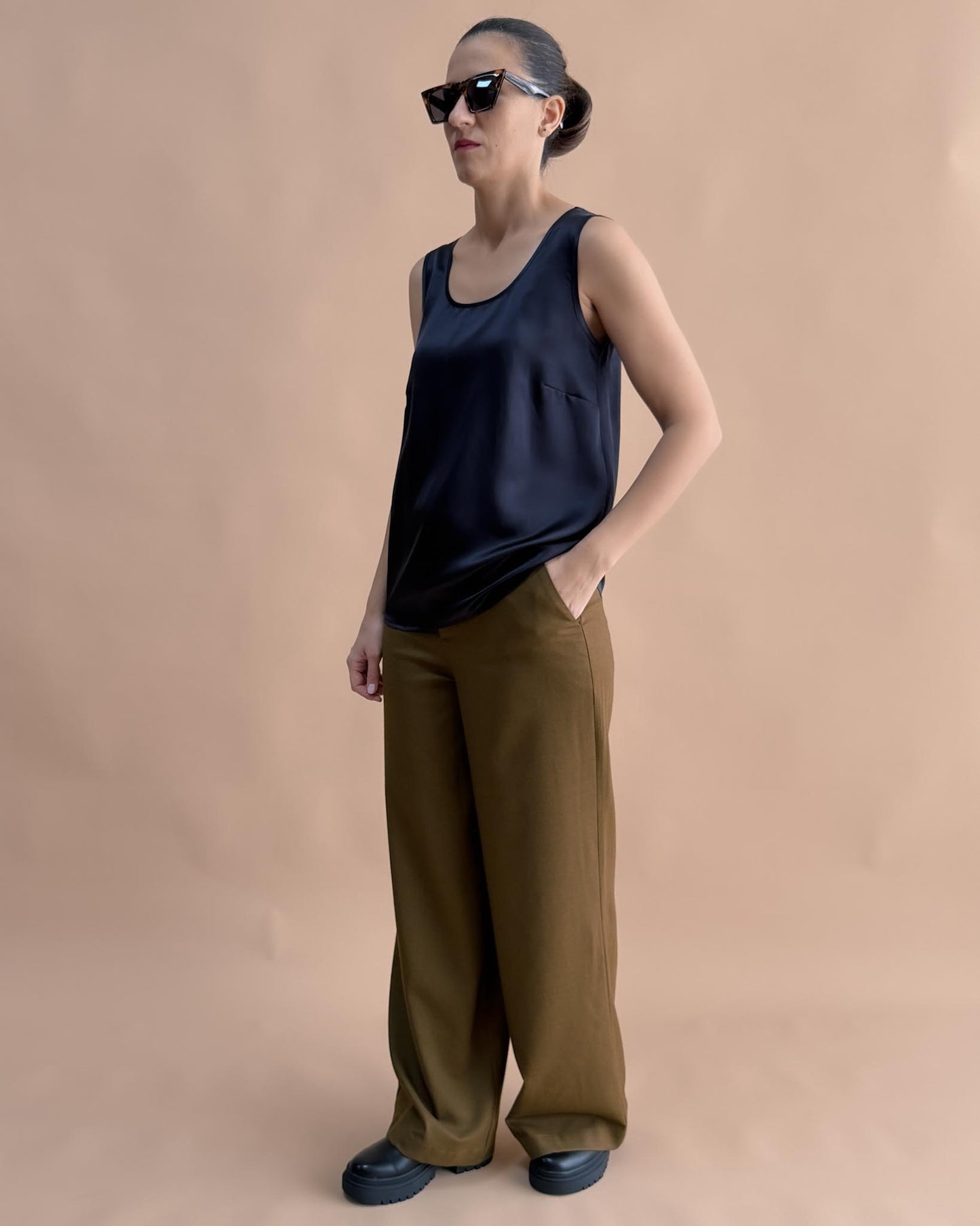 SAF İPEK KOLSUZ BLUZ