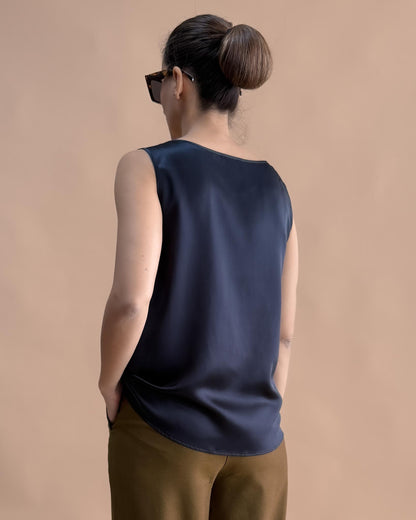 SAF İPEK KOLSUZ BLUZ