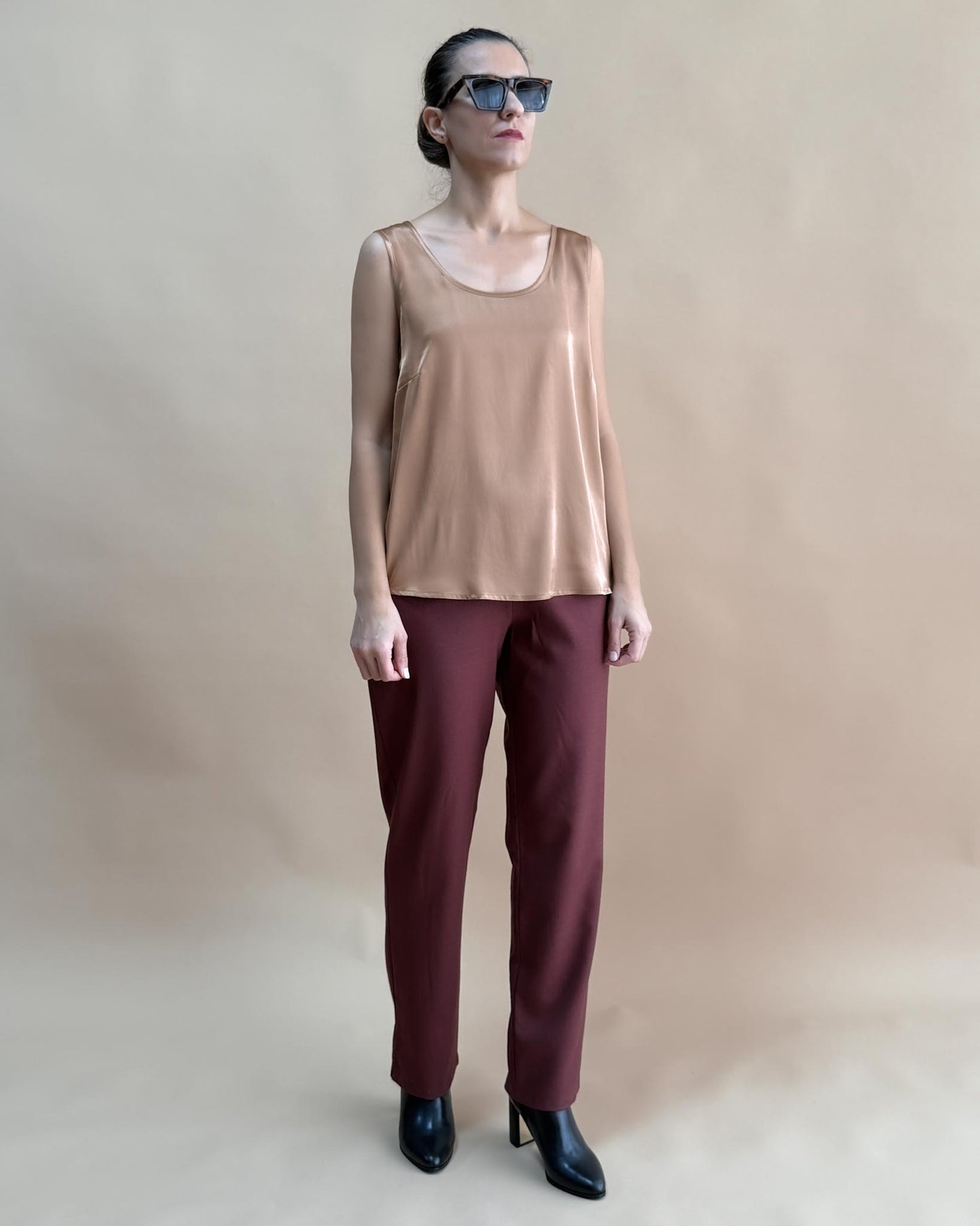 SAF İPEK KOLSUZ BLUZ