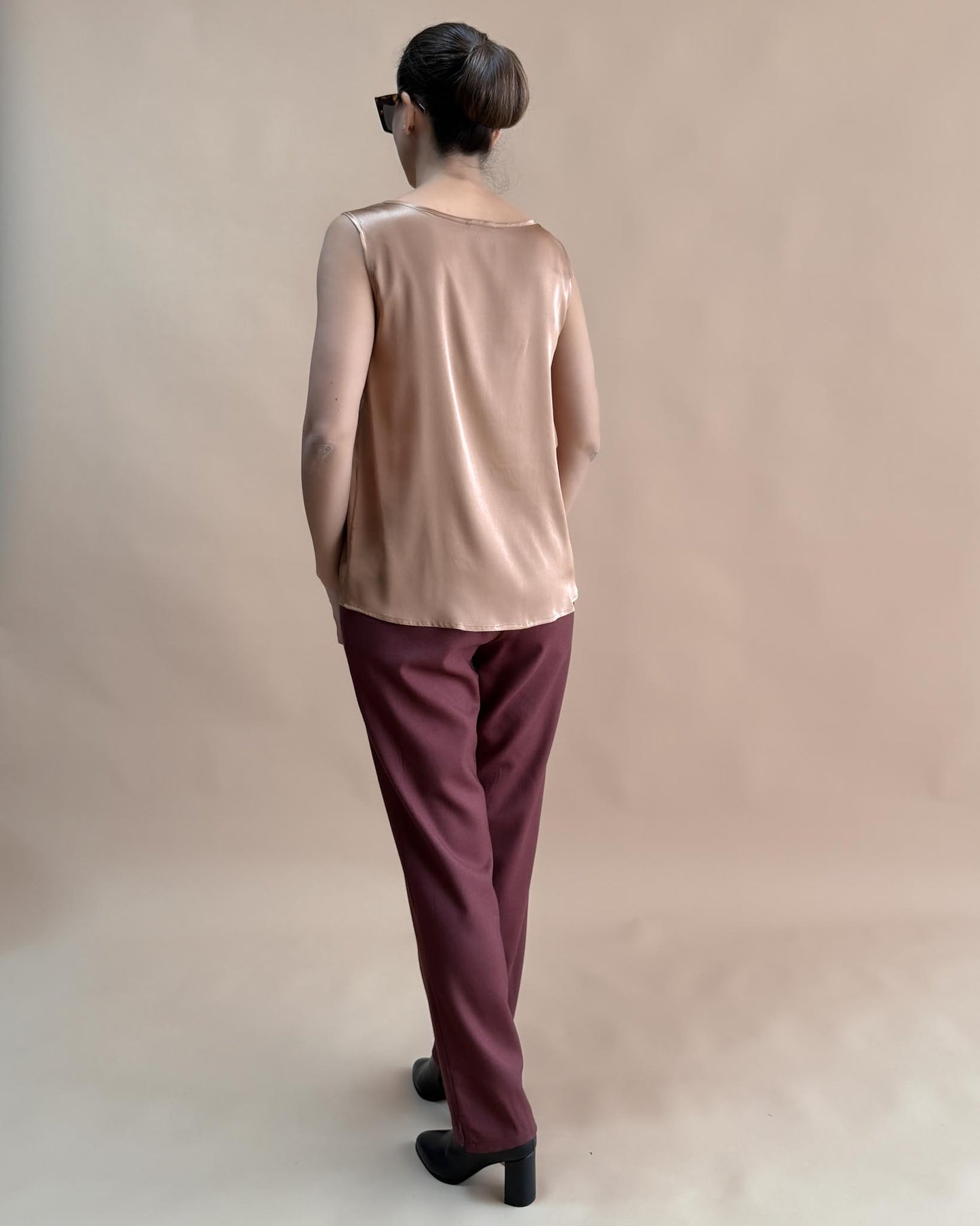 SAF İPEK KOLSUZ BLUZ