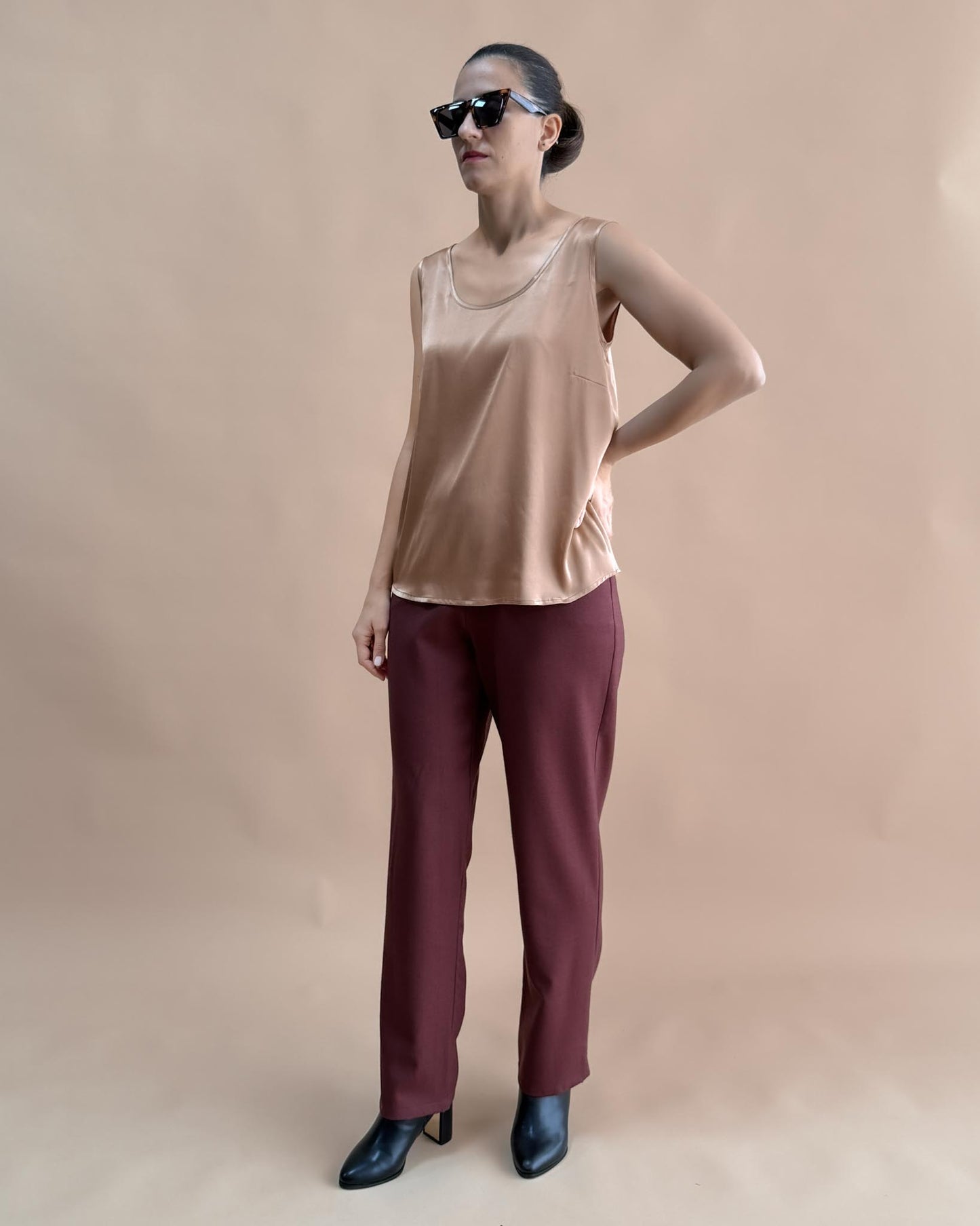 SAF İPEK KOLSUZ BLUZ